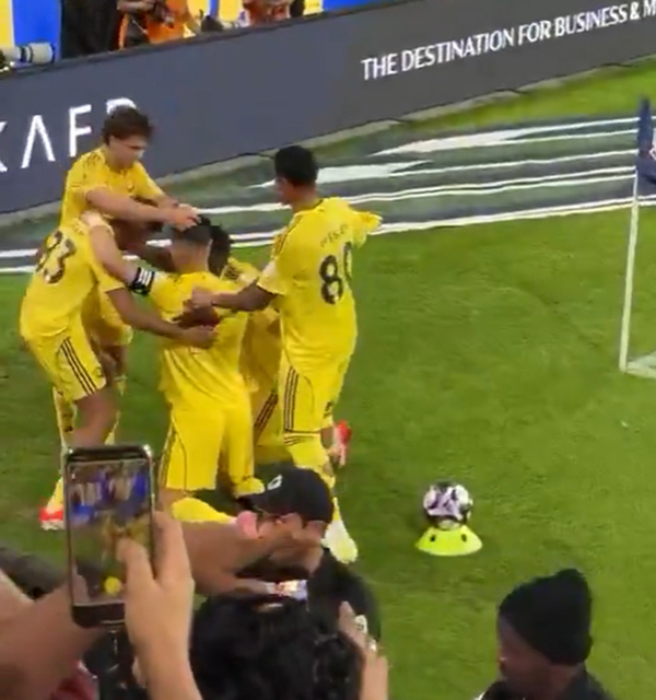 绝杀瞬间!<a href=/qiuxingfengcai/zuqiu/suoyou/122.html target=_blank class=infotextkey>菲利克斯</a>给C罗戴上“胜利信物”,C罗跳舞回应嗨爆!