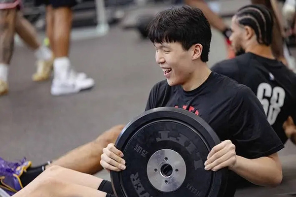 杨瀚森在开拓者的困境：天赋待激活