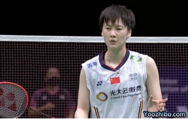 JRS直播网讯:北京时间5月21日,2022年世界羽联巡回赛超级500泰国公开赛展开女单首场半决赛国羽一姐陈雨菲对决赛会6号种子、印度一姐辛杜。 战况如下: 第一局,陈雨菲打得非常有耐心,面对拿下日本小马达的辛杜,陈雨菲打的非常耐心。陈雨菲10-7领先!11-7进入技术间歇。辛杜一个进攻被裁判判定界内,陈雨菲提出挑战,成功了!最终陈雨菲还是以21-17、21-16,连赢两局,大比分2-0轻松获胜。